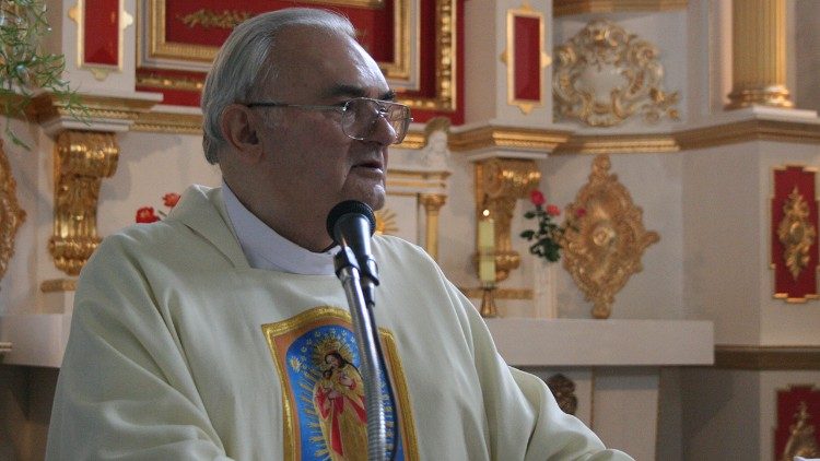 Padre Stanisław Żak celebra a Eucaristia na igreja de Bishche