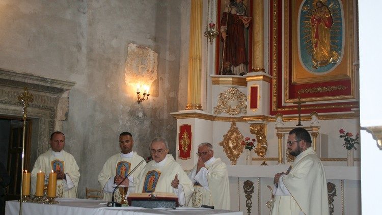 Santa Missa presidida pelo padre Stanisław Żak