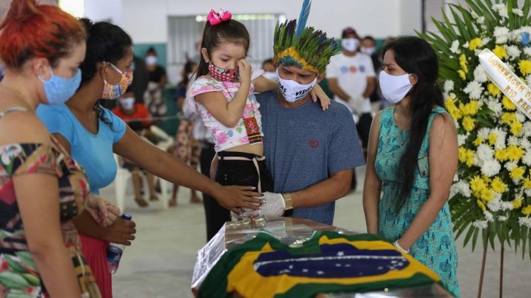 A famíila em despedida ao líder Kokama