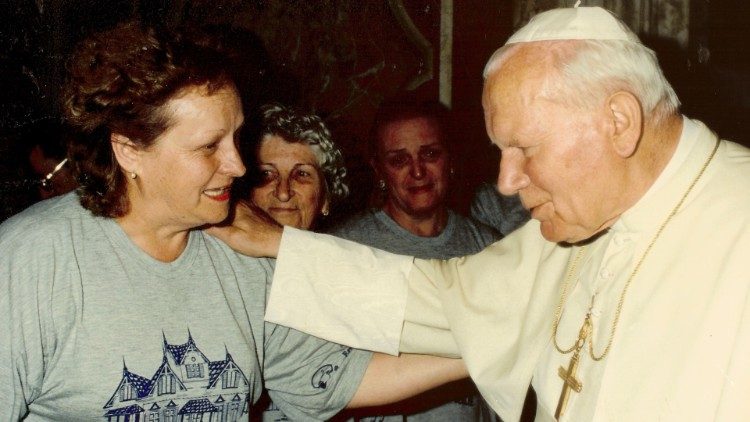 O momento em que Vanda se encontrou com JP II e trocaram palavras em polonês