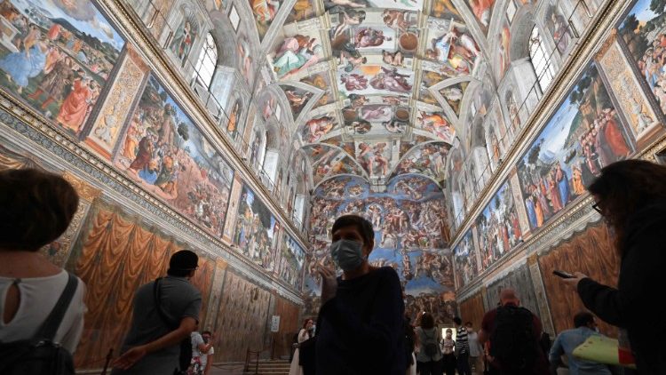 Visitantes com máscaras na Capela Sistina