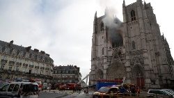 Incêndio atinge Catedral de Nantes