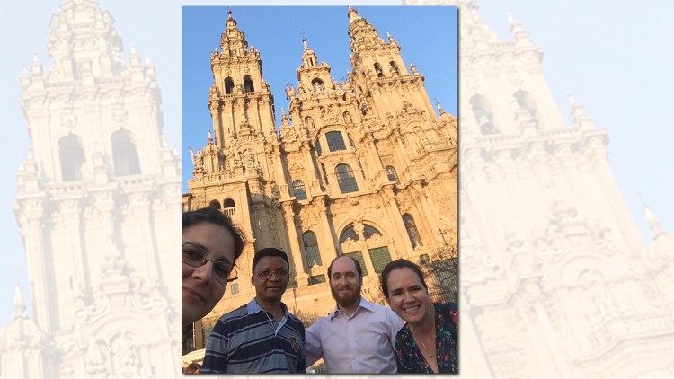 Em frente à Catedral de Santiago de Compostela, Fábio Tucci Farah com Mariana Mansur (à direita), coordenadores do projeto “O Rosto da Europa”