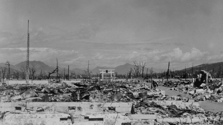 Devastação causada pela bomba nuclear em Nagasaki