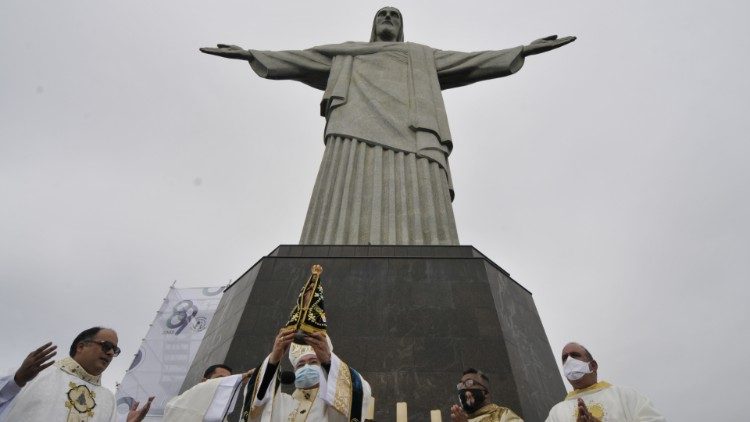 A celebração de ação de graças aos pés do Cristo Redentor