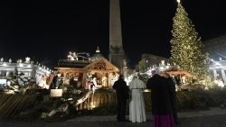 Papa Francisco reza diante do presépio na Praça São Pedro