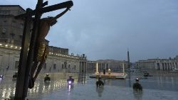 O Crucifixo banhado pelas lágrimas do Céu, o Papa sozinho na praça