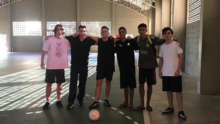 Grupo de jovens em momento esportivo