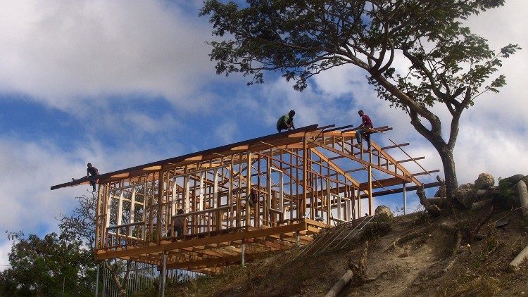 Uma estrutura sendo construída sobre uma área afetada pela erosão costeira