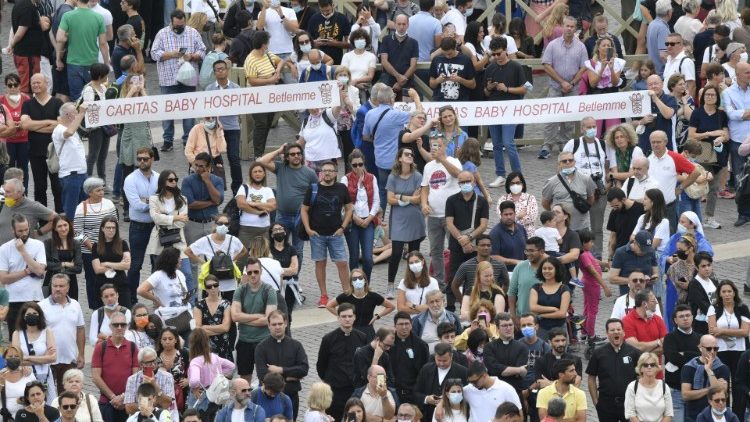 Fiéis na Praça São Pedro - Angelus