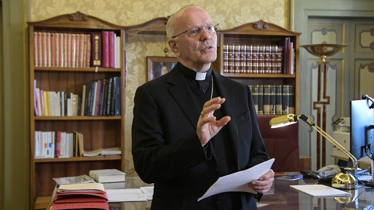 Dom Galantino durante entrevista ao Vatican News