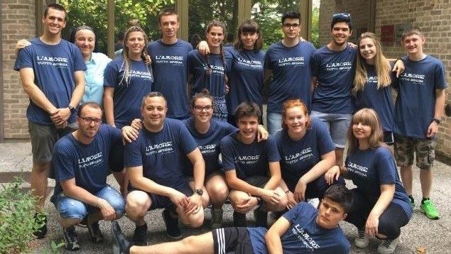 O grupo de jovens de Gallio completo. Padre Federico é os egundo à esquerda, agachado