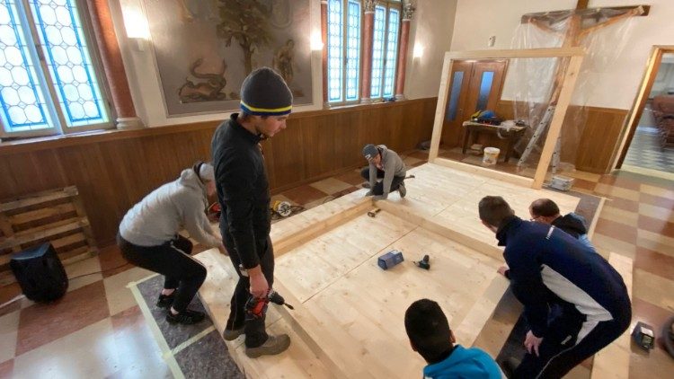 Os jovens de Gallio na montagem do primeiro Presépio na Igreja de São Bartolomeu, no inverno de 2020