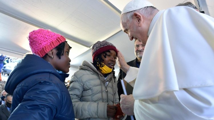 As meninas e seu presente para o Papa