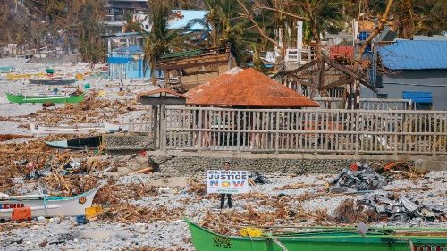 Filipinas, núncio apostólico visita sobreviventes do tufão Rai