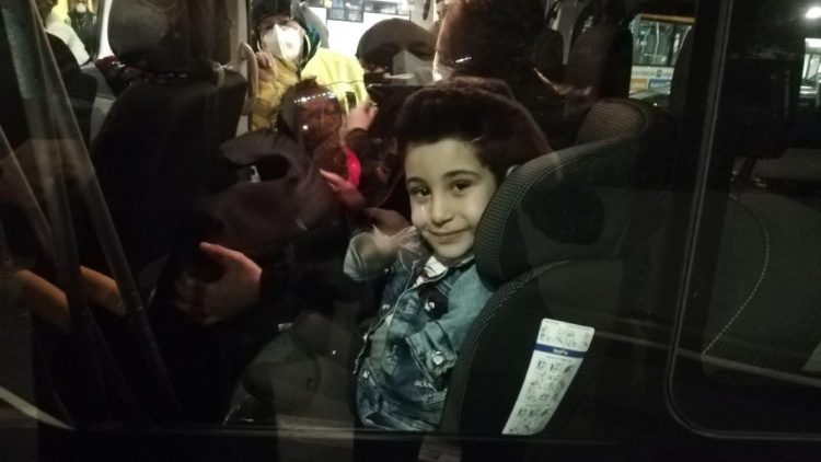 O pequeno Mustafa e sua família na vã que o leva a Siena