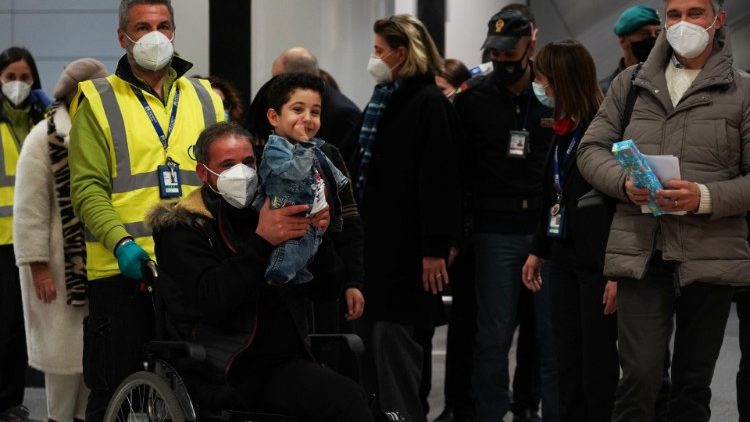 Munzir al-Nazzal e o pequeno Mustafa na chegada no aeroporto Fiumicino, Roma, em 21 de janeiro