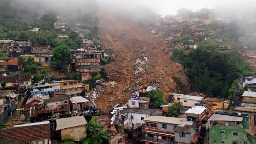 Francisco reza pelas vítimas das fortes chuvas em Petrópolis