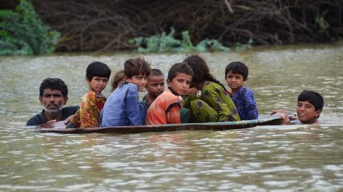 343 crianças entre os mais de 900 mortos por inundações no Paquistão