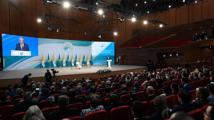 O interior da Qazaq Concert Hall