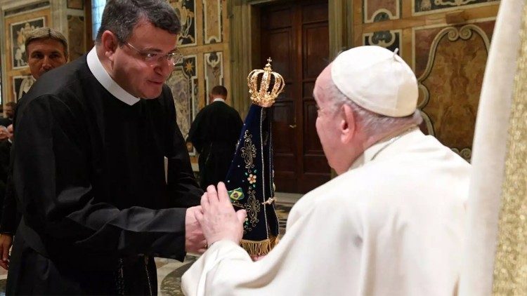 Papa Francisco recebe a imagem de Nossa Senhora Aparecida