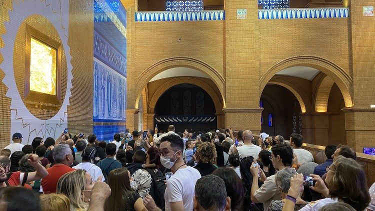 Fiéis diante da imagem de Nossa Senhora Aparecida