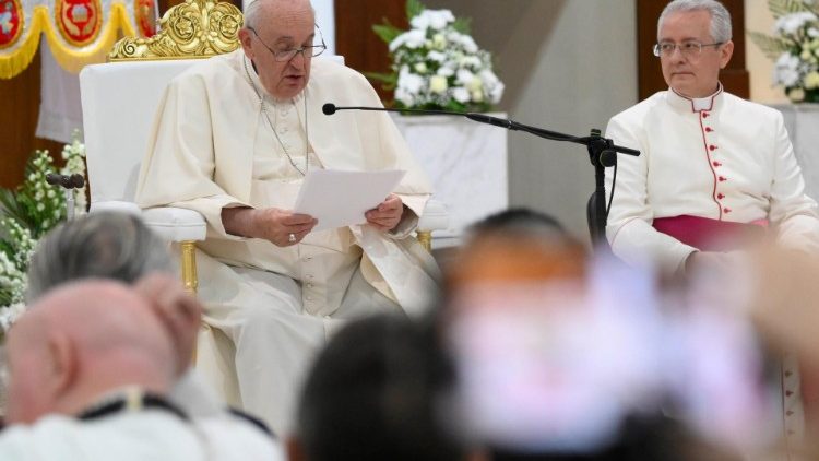 O Papa na igreja do Sagrado Coração em Manama, capital do Bahrein
