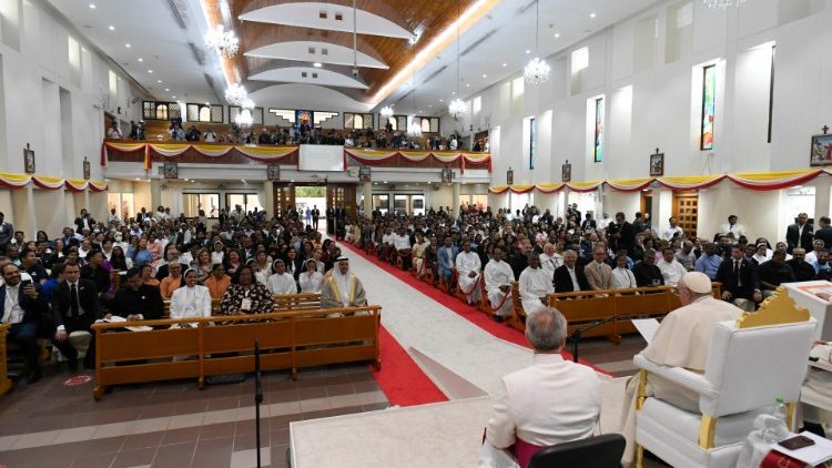 O Papa com os religiosos e agentes pastorais na igreja do Sagrado Coração em Manama