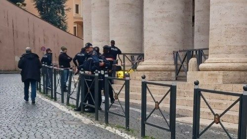 Morre sem-teto que encontrara abrigo sob a colunata. A dor do Papa