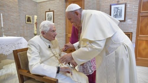 Papa: rezemos por Bento XVI, ele está doente e no silêncio apoia a Igreja