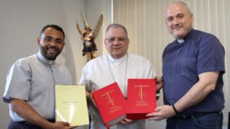 Padre Patriky, dom Joel Amado e padre Leonardo Pinheiro | Foto: Luiz Lopes Jr/CNBB