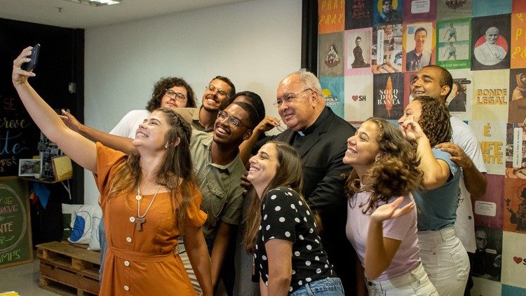 Dom Orani com os jovens