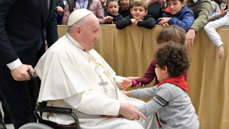 Francisco com algumas crianças