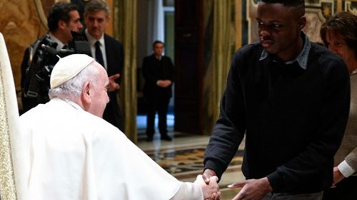 Papa: nunca se cansar de construir o Arsenal da Paz com os jovens 