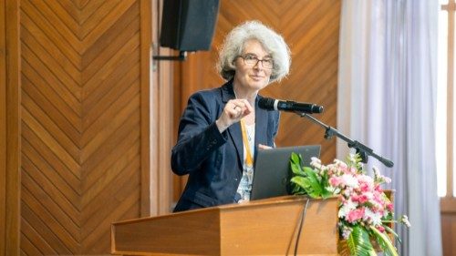 Ir. Becquart: uma Igreja sinodal, única forma para transmitir a fé hoje