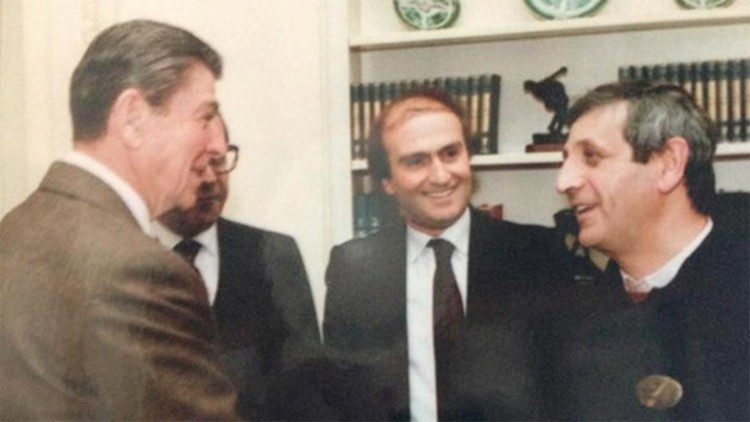Padre Polidoro (à direita) reunido com o presidente Reagan na lar Branca em fevereiro de 1984