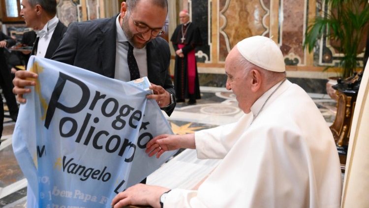 Papa encontra os jovens do "Projeto Policoro"