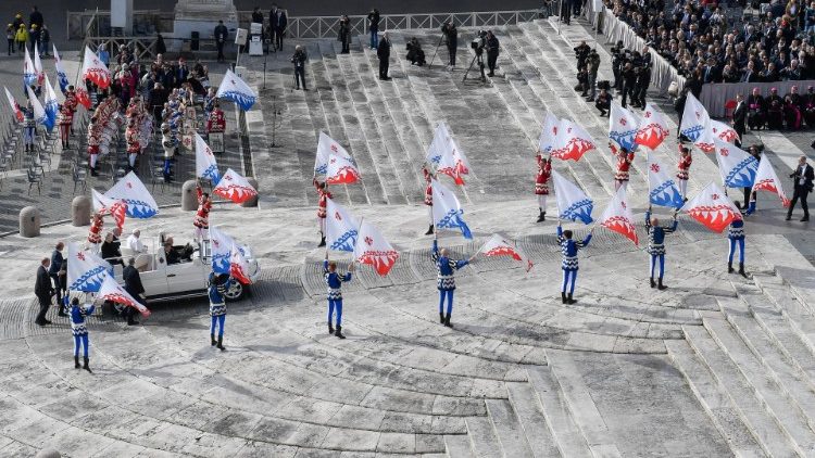Durante o ingresso do Papa Francisco, os grupos Borghi e Sestieri Forestini agitam suas bandeiras
