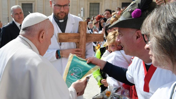 Dr Antônio Di Caprio apresenta ao Santo Padre a equipe do Hospital Asiago