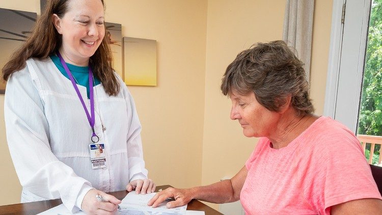 A irmã Jennifer explica os programas de transição do hospital para lar a uma doente (por gentil concessão da Catholic Charities West Virginia)