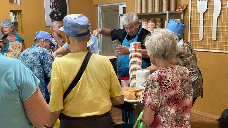 O esmoleiro distribuindo a comida