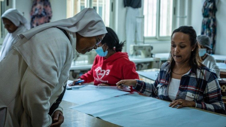 Alunos do curso de costura e design de moda do colégio Sitam das Irmãs Ursulinas. Foto Giovanni Culmone / Gsf See More