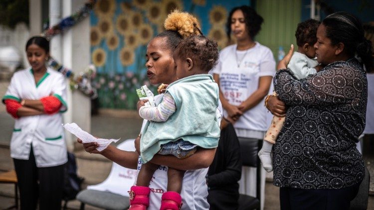 Jerusalém, uma migrante "de volta" da Península Arábica, lê seu testemunho no Centro Nigat das Missionárias da Caridade. Foto Giovanni Culmone / Gsf See More