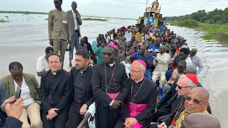 Parolin no barco com os refugiados