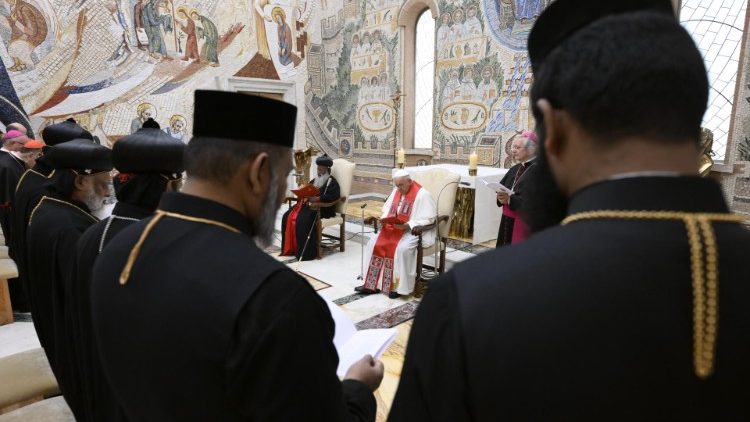 Um momento de oração comum na Capela Redemptoris Mater