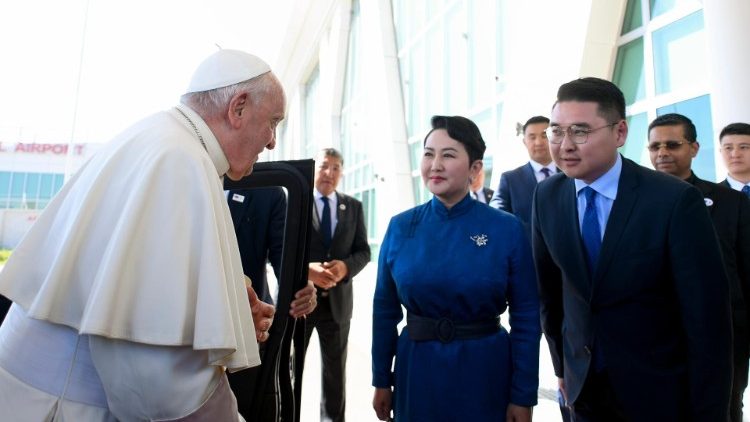 Papa com a ministra do Exterior da Mongólia