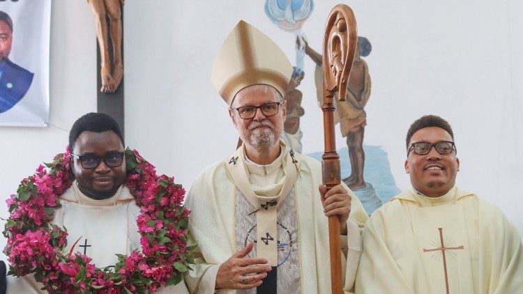 P. Posse com o Bispo Dom Claudio Dalla Zuanna