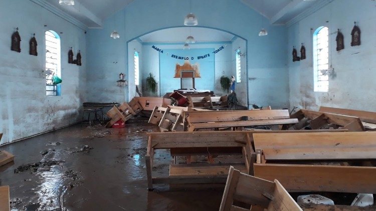 Estragos na Capela N. Sra. Dos Navegantes - Arroio do Meio. Imagem de Maria permaneceu intacta