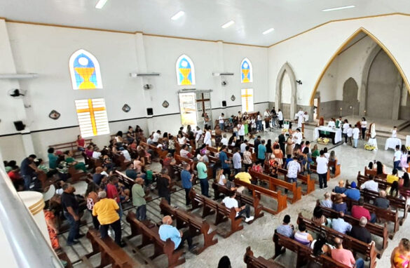 Primeira Eucaristia na Matriz da Paróquia N. Sra. Fátima em Resplendor