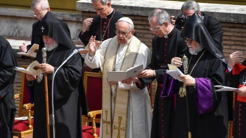 Papa abençoa estátua de São Gregório de Narek nos Jardins Vaticanos